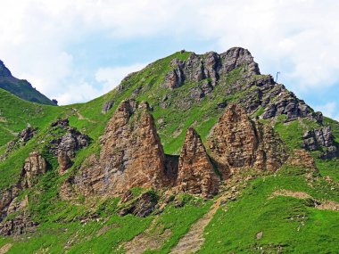 Melchsee Gölü 'nün üzerindeki Talistock Tepesi ve Uri Alpleri dağ kütlesi, Melchtal - Obwald Kantonu, İsviçre (Kanton Obwalden, Schweiz)