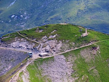 Alp zirvesi Balmeregghoren ya da Balmeregghorn Melchsee Gölü 'nün yukarısında ve Uri Alpleri dağ kütlesi, Melchtal - İsviçre Obwald Kantonu (Kanton Obwalden, Schweiz)