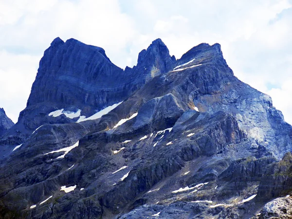 アルプスの峰グロス ウェンデンストックと スイスのベルン州 カントン ベルン スイス のガダルバレーとガダルバレーの間のマレンまたはマレン — ストック写真