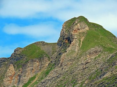 Gaentel (veya Gantel) ile Uri Alpleri 'ndeki Haslital vadileri arasındaki Alp zirvesi Laeuber (veya Lauber), Gadmen - Bern Kantonu, İsviçre (Kanton Bern, Schweiz))
