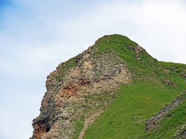Gaentel (veya Gantel) ile Uri Alpleri 'ndeki Haslital vadileri arasındaki Alp zirvesi Laeuber (veya Lauber), Gadmen - Bern Kantonu, İsviçre (Kanton Bern, Schweiz))
