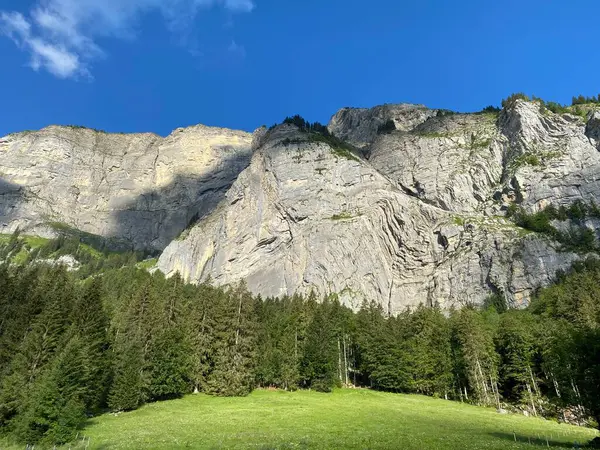 瑞士奥瓦尔德州梅尔奇塔尔州Uri Alps山区地块上的Cheselenflue高山悬崖 Kanton Obwalden Schweiz — 图库照片