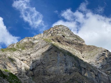 Uri Alp Dağları 'ndaki Alp tepesi Haupt veya Bruenighaupt (oder Brunighaupt), İsviçre' nin Obwald Kantonu (Kanton Obwalden, Schweiz))