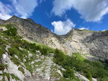 Alp tepeleri Haupt veya Bruenighaupt (oder Brunighaupt) ve Schnidengraetli in the Uri Alps dağ kitsif, Melchtal - Kanton of Obwald, İsviçre (Kanton Obwalden, Schweiz)