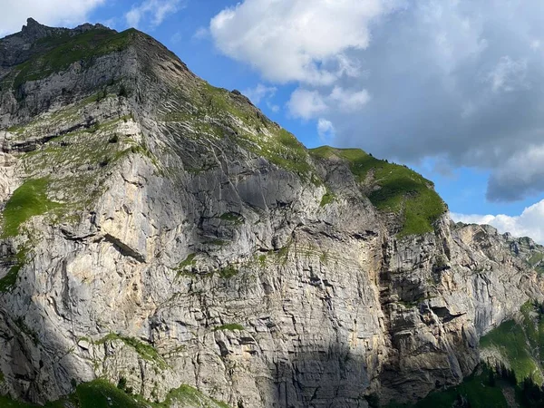 Szczyt Alpejski Schnidengraetli Schnidengratli Nad Doliną Melchtal Oraz Masyw Górski — Zdjęcie stockowe