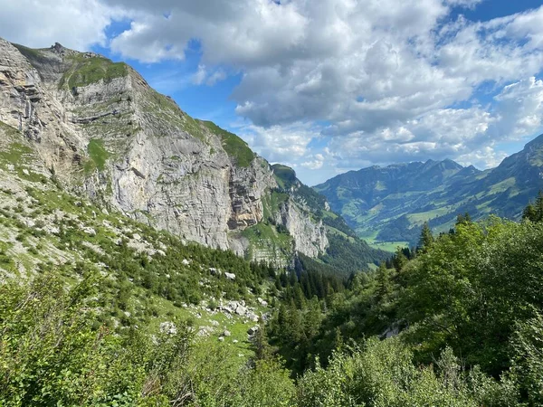 Szczyt Alpejski Schnidengraetli Schnidengratli Nad Doliną Melchtal Oraz Masyw Górski — Zdjęcie stockowe