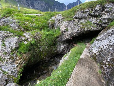 Melchsee Gölü kıyısındaki Staeubiloch (veya Staubiloch) ya da Melch Gölü kıyısındaki bir mağara - Obwald Kantonu, İsviçre (Kanton Obwalden, Schweiz)