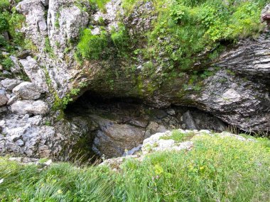 Melchsee Gölü kıyısındaki Staeubiloch (veya Staubiloch) ya da Melch Gölü kıyısındaki bir mağara - Obwald Kantonu, İsviçre (Kanton Obwalden, Schweiz)