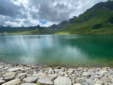 Uri Alp Dağları 'ndaki Melchsee ya da Melch Gölü, Kerns - İsviçre' nin Obwald Kantonu (Kanton Obwalden, Schweiz)
