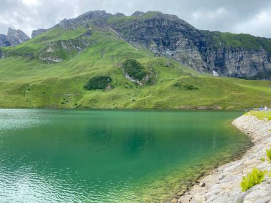 Uri Alp Dağları 'ndaki Melchsee ya da Melch Gölü, Kerns - İsviçre' nin Obwald Kantonu (Kanton Obwalden, Schweiz)