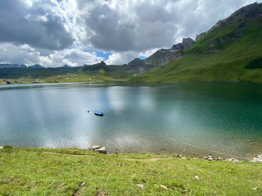 Uri Alp Dağları 'ndaki Melchsee ya da Melch Gölü, Kerns - İsviçre' nin Obwald Kantonu (Kanton Obwalden, Schweiz)