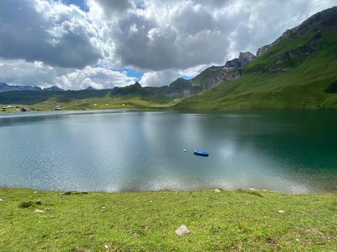 Uri Alp Dağları 'ndaki Melchsee ya da Melch Gölü, Kerns - İsviçre' nin Obwald Kantonu (Kanton Obwalden, Schweiz)