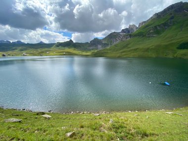 Uri Alp Dağları 'ndaki Melchsee ya da Melch Gölü, Kerns - İsviçre' nin Obwald Kantonu (Kanton Obwalden, Schweiz)