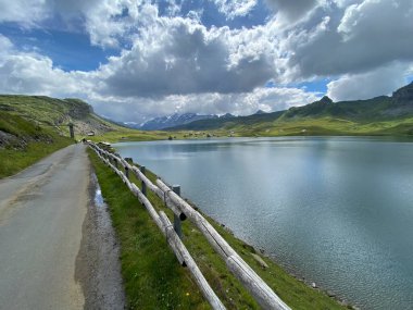 Uri Alp Dağları 'ndaki Melchsee ya da Melch Gölü, Kerns - İsviçre' nin Obwald Kantonu (Kanton Obwalden, Schweiz)