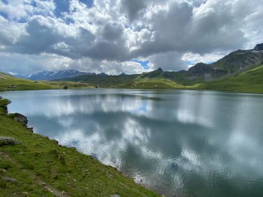 Uri Alp Dağları 'ndaki Melchsee ya da Melch Gölü, Kerns - İsviçre' nin Obwald Kantonu (Kanton Obwalden, Schweiz)