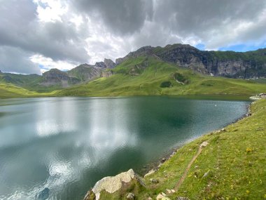 Uri Alp Dağları 'ndaki Melchsee ya da Melch Gölü, Kerns - İsviçre' nin Obwald Kantonu (Kanton Obwalden, Schweiz)