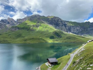 Uri Alp Dağları 'ndaki Melchsee ya da Melch Gölü, Kerns - İsviçre' nin Obwald Kantonu (Kanton Obwalden, Schweiz)
