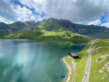 Uri Alp Dağları 'ndaki Melchsee ya da Melch Gölü, Kerns - İsviçre' nin Obwald Kantonu (Kanton Obwalden, Schweiz)
