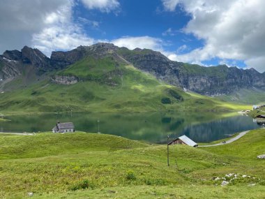 Uri Alp Dağları 'ndaki Melchsee ya da Melch Gölü, Kerns - İsviçre' nin Obwald Kantonu (Kanton Obwalden, Schweiz)