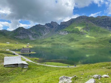 Uri Alp Dağları 'ndaki Melchsee ya da Melch Gölü, Kerns - İsviçre' nin Obwald Kantonu (Kanton Obwalden, Schweiz)