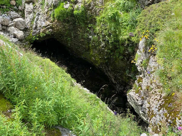 Abisso Staeubiloch Staubiloch Del Lago Melchsee Una Grotta Presso Lago — Foto Stock