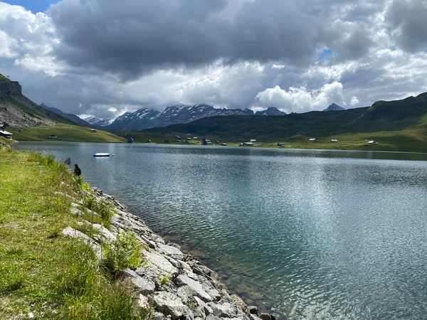Uri Alp Dağları 'ndaki Melchsee ya da Melch Gölü, Kerns - İsviçre' nin Obwald Kantonu (Kanton Obwalden, Schweiz)