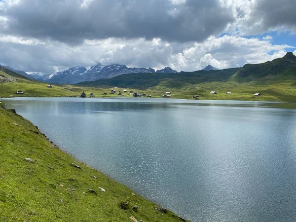 瑞士奥瓦尔德州Uri Alps山区地块上的高山湖Melchsee或Melch湖 Kanton Obwalden Schweiz — 图库照片