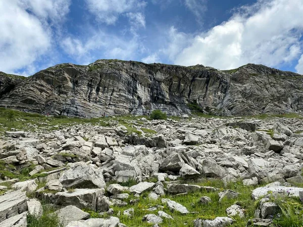 Rocas Trepadoras Alpinas Entre Los Lagos Alpinos Melchsee Lago Melch —  Fotos de Stock