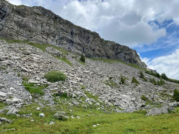 Alpejskie Skały Wspinaczkowe Między Alpejskimi Jeziorami Melchsee Lub Jeziorem Melch — Zdjęcie stockowe