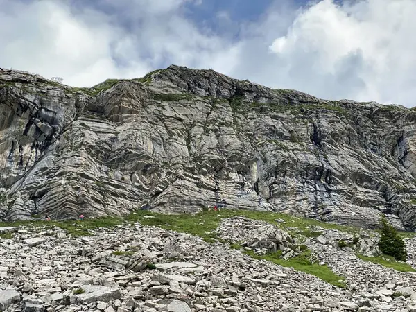 Rocas Trepadoras Alpinas Entre Los Lagos Alpinos Melchsee Lago Melch —  Fotos de Stock