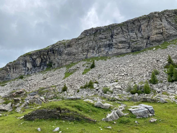 Alpejskie Skały Wspinaczkowe Między Alpejskimi Jeziorami Melchsee Lub Jeziorem Melch — Zdjęcie stockowe