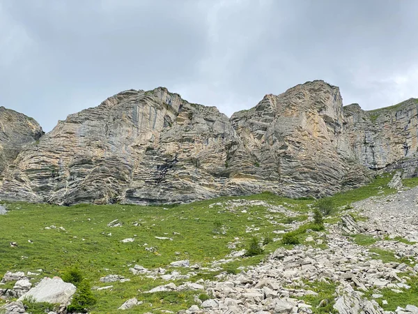 Rocas Trepadoras Alpinas Entre Los Lagos Alpinos Melchsee Lago Melch —  Fotos de Stock