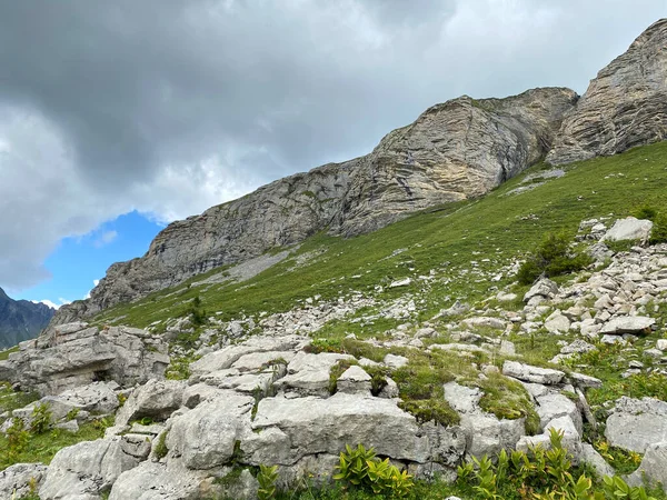 Rocas Trepadoras Alpinas Entre Los Lagos Alpinos Melchsee Lago Melch —  Fotos de Stock