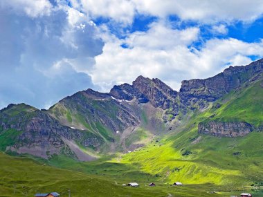Alp dağları Talistock, Laeuber (veya Lauber) ve Rothorn 'u Melchsee Gölü' nün (Melch Gölü) yukarısında ve Uri Alpleri dağ kütlesi, Melchtal - Obwald Kantonu, İsviçre / Kanton Obwalden, Schweiz