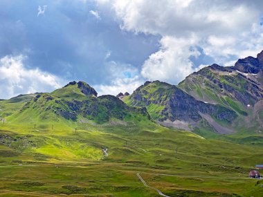 Melchsee Gölü 'nün (Melch Gölü) yukarısındaki Melchseestock, Talistock ve Laeuber tepeleri ve Uri Alpleri dağ kütlesi, Melchtal - İsviçre' nin Obwald Kantonu (Kanton Obwalden, Schweiz))