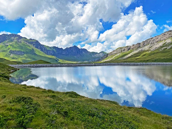 Uri Alps山区地块上的高山湖Tannensee或Tannen湖 Kerns 瑞士Obwald州 Kanton Obwalden Schweiz — 图库照片