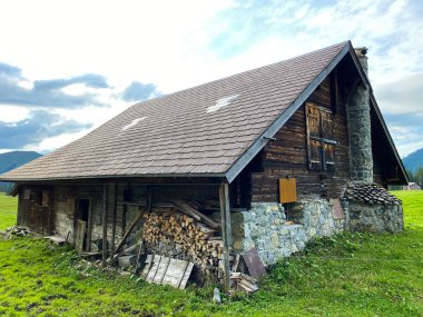Geleneksel kırsal mimari ve aile çiftlik hayvanları çiftlikleri Uri Alps dağ kitlesi, Melchtal - Kanton of Obwald, İsviçre (Kanton Obwalden, Schweiz)