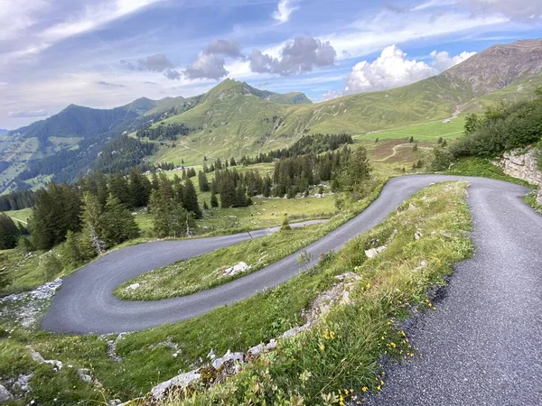 Trails for walking, hiking, sports and recreation on the slopes of the Melchtal alpine valley and in the Uri Alps mountain massif, Kerns - Canton of Obwald, Switzerland (Kanton Obwalden, Schweiz)