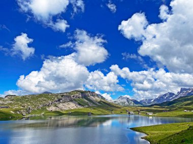 İsviçre 'nin dağlık tepelerinde ve Uri Alpleri' nde, Melchtal 'da (Kanton Obwalden, Schweiz)