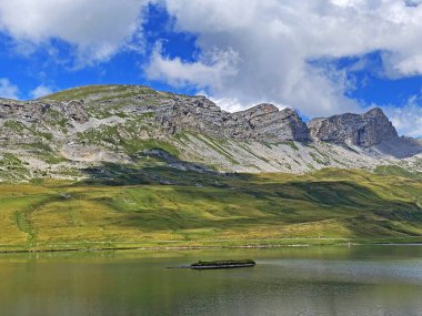 Alp tepeleri Gross Hohmad, Chli Hohmad ve Barglen Schiben 'i Melchtal vadisinde ve Uri Alpleri dağ kitlesi Melchtal' da (Kanton Obwalden, Schweiz)