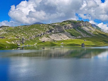 Alp zirvesi Bonistock, Melchsee ve Tannensee göllerinin aşağısında ve Uri Alpler dağ kütlesi, Melchtal - Kanton Obwald, İsviçre (Kanton Obwalden, Schweiz)