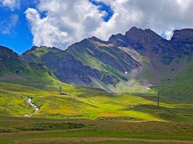 Melchsee Gölü 'nün (Melch Gölü) yukarısında Talistock, Laeuber (veya Lauber) ve Rothorn tepelerinde ve Uri Alpleri dağ kütlesi Melchtal' de (Kanton Obwalden, Schweiz)