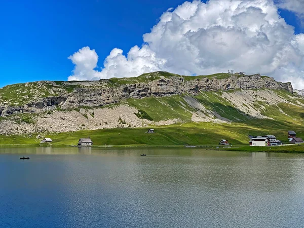 Alp zirvesi Bonistock, Melchsee ve Tannensee göllerinin aşağısında ve Uri Alpler dağ kütlesi, Melchtal - Kanton Obwald, İsviçre (Kanton Obwalden, Schweiz)