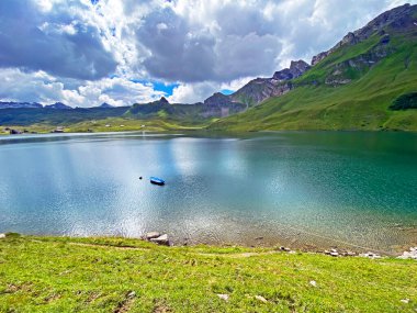 Uri Alp Dağları 'ndaki Melchsee ya da Melch Gölü, Kerns - İsviçre' nin Obwald Kantonu (Kanton Obwalden, Schweiz)