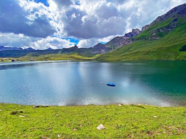 Uri Alp Dağları 'ndaki Melchsee ya da Melch Gölü, Kerns - İsviçre' nin Obwald Kantonu (Kanton Obwalden, Schweiz)