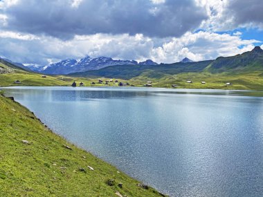 Uri Alp Dağları 'ndaki Melchsee ya da Melch Gölü, Kerns - İsviçre' nin Obwald Kantonu (Kanton Obwalden, Schweiz)