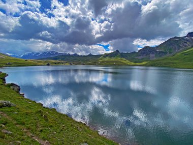 Uri Alp Dağları 'ndaki Melchsee ya da Melch Gölü, Kerns - İsviçre' nin Obwald Kantonu (Kanton Obwalden, Schweiz)