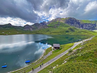 Uri Alp Dağları 'ndaki Melchsee ya da Melch Gölü, Kerns - İsviçre' nin Obwald Kantonu (Kanton Obwalden, Schweiz)