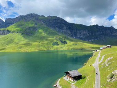 Uri Alp Dağları 'ndaki Melchsee ya da Melch Gölü, Kerns - İsviçre' nin Obwald Kantonu (Kanton Obwalden, Schweiz)