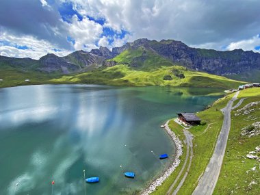 Uri Alp Dağları 'ndaki Melchsee ya da Melch Gölü, Kerns - İsviçre' nin Obwald Kantonu (Kanton Obwalden, Schweiz)